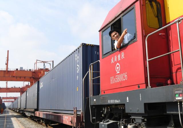 “陸海新通道”鐵海聯運首次鐵路箱下海出境專列發(fā)車
