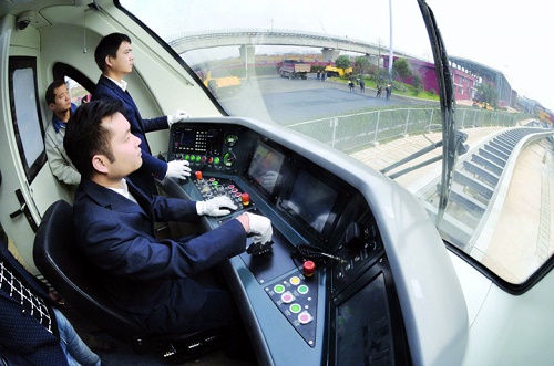 考火車司機(jī)必須是在職人員嗎？