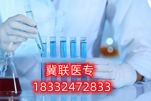 對(duì)于很多想要通過河北單招考試升學(xué)的家長(zhǎng)和學(xué)生，往往感到為難的就是如何選擇大類方向。石家莊冀聯(lián)醫(yī)學(xué)中專學(xué)校單招升學(xué)熱門專業(yè)及院校推薦  石家莊冀聯(lián)醫(yī)學(xué)中專學(xué)校單招升學(xué)熱門專業(yè)及院校推薦  一方面是對(duì)大類招生政策的不了解，另一方面是感覺孩子太小，還不定性，盲目選擇怕將來孩子后悔。    考試七類是家長(zhǎng)們眼中的熱門大類，護(hù)理是人氣最高的專業(yè)，優(yōu)秀院校：滄州醫(yī)學(xué)高等?？茖W(xué)校。下面于老師給大家介紹一下第七類醫(yī)藥衛(wèi)生(臨床醫(yī)學(xué)類專業(yè)除外)等所涉及專業(yè)。    單招考試第七類醫(yī)學(xué)類考試第七類：    醫(yī)藥衛(wèi)生(臨床醫(yī)學(xué)類專業(yè)除外)等所涉及專業(yè)    科目：語文150分+數(shù)學(xué)150分+化學(xué)100分+職業(yè)適應(yīng)性測(cè)試350分（1、我國(guó)當(dāng)前醫(yī)藥衛(wèi)生行業(yè)的特點(diǎn)和發(fā)展方向、醫(yī)藥衛(wèi)生行業(yè)的特點(diǎn)和工作內(nèi)容常識(shí);2、生活中常見的基本疾病預(yù)防知識(shí)和疫情防控知識(shí);3、國(guó)際、全國(guó)疾病防控宣傳日相關(guān)知識(shí);4、醫(yī)學(xué)專業(yè)相關(guān)的社會(huì)人文常識(shí)。）    牽頭院校：滄州醫(yī)學(xué)高等?？茖W(xué)校    推薦院校：河北化工醫(yī)藥職業(yè)技術(shù)學(xué)院、滄州醫(yī)學(xué)高等?？茖W(xué)校、邢臺(tái)健康醫(yī)學(xué)院、承德護(hù)理職業(yè)學(xué)院、廊坊衛(wèi)生職業(yè)學(xué)院、唐山職業(yè)技術(shù)學(xué)院、河北女子職業(yè)技術(shù)學(xué)院    熱門專業(yè)：護(hù)理、醫(yī)學(xué)檢驗(yàn)技術(shù)、醫(yī)學(xué)影像技術(shù)、助產(chǎn)、口腔醫(yī)學(xué)技術(shù)、心理咨詢、眼視光技術(shù)、藥學(xué)    2023年河北單招考試人數(shù)：約25300人    錄取率：58.47%    公辦錄取率：17.50%    大類解讀：熱門大類，男女生都可以報(bào)考，文理不限，專業(yè)技術(shù)性不強(qiáng)。      第七大類職業(yè)適應(yīng)性測(cè)試具體考試內(nèi)容：    1、我國(guó)當(dāng)前醫(yī)藥衛(wèi)生行業(yè)的特點(diǎn)和發(fā)展方向、醫(yī)藥衛(wèi)生行業(yè)的特點(diǎn)和工作內(nèi)容常識(shí)；    2、生物醫(yī)學(xué)基礎(chǔ)知識(shí)；    3、生活中常見的基本疾病預(yù)防知識(shí)和疫情防控知識(shí)；    4、國(guó)際、全國(guó)疾病防控宣傳日相關(guān)知識(shí)；    5、醫(yī)學(xué)專業(yè)相關(guān)的社會(huì)人文常識(shí)。      一、護(hù)理    就業(yè)方向：主要面向各級(jí)各類醫(yī)療衛(wèi)生系統(tǒng)和社區(qū)衛(wèi)生服務(wù)機(jī)構(gòu)，從事臨床護(hù)理、健康保健工作，就業(yè)度好。    二、醫(yī)學(xué)檢驗(yàn)技術(shù)    就業(yè)方向：主要面向各級(jí)醫(yī)院檢驗(yàn)科、血庫，各級(jí)疾病預(yù)防控制中心、血站、檢驗(yàn)檢疫、計(jì)劃生育服務(wù)等機(jī)構(gòu)，以及各種獨(dú)立實(shí)驗(yàn)室、醫(yī)學(xué)生物試劑生產(chǎn)經(jīng)營(yíng)企業(yè)，從事醫(yī)學(xué)檢驗(yàn)等工作。    三、醫(yī)學(xué)影像技術(shù)    就業(yè)方向：主要面向各級(jí)醫(yī)療衛(wèi)生機(jī)構(gòu)及體檢中心等部門從事醫(yī)學(xué)影像工作。    四、助產(chǎn)    就業(yè)方向：主要面向各級(jí)綜合性醫(yī)院和婦幼保健院（所）、婦幼保健管理機(jī)構(gòu) ，以及孕婦學(xué)校、親子活動(dòng)中心和月嫂培訓(xùn)中心等社區(qū)婦幼保健機(jī)構(gòu)組織，從事助產(chǎn)、臨床護(hù)理、計(jì)劃生育和婦幼保健管理及服務(wù)等工作。  五、口腔醫(yī)學(xué)技術(shù)    就業(yè)方向：方向一∶口腔治療技術(shù)方向 主要面向各級(jí)口腔醫(yī)療機(jī)構(gòu)及口腔醫(yī)療相關(guān)機(jī)構(gòu)，在醫(yī)師助手、口腔咨詢等崗位群，從事口腔常見病和多發(fā)病的輔助治療與服務(wù)等工作。    方向二∶口腔修復(fù)工藝方向 主要面向口腔修復(fù)制作行業(yè)各級(jí)義齒加工企業(yè)、醫(yī)療機(jī)構(gòu)口腔技工室及口腔醫(yī)療相關(guān)機(jī)構(gòu)，在口腔修復(fù)、技術(shù)管理等崗位群，從事口腔修復(fù)體制作、技術(shù)管理與服務(wù)等工作。  石家莊冀聯(lián)醫(yī)學(xué)中等專業(yè)學(xué)校電話：0311-87368833； 18332472833（同微信）  石家莊冀聯(lián)醫(yī)學(xué)中專學(xué)?？焓痔?hào)：v18332472833