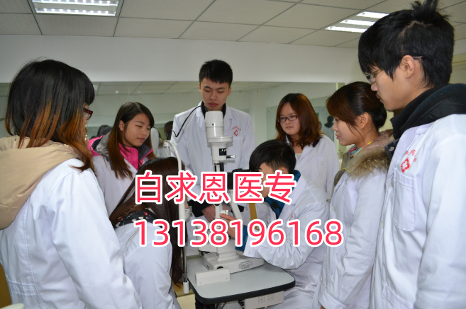 石家莊醫(yī)學(xué)中專學(xué)校的學(xué)費(fèi)是多少？